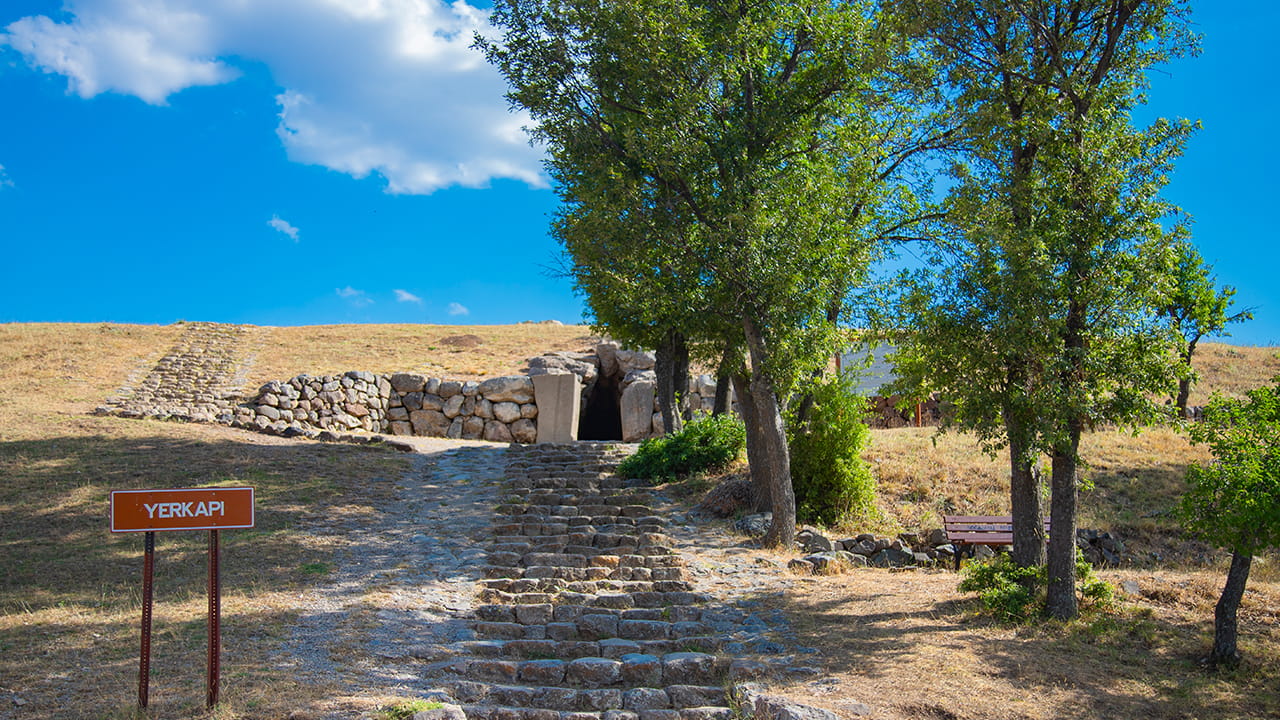 Hattusa'nın savunma duvarlarında bulunan Yerkapı geçidi